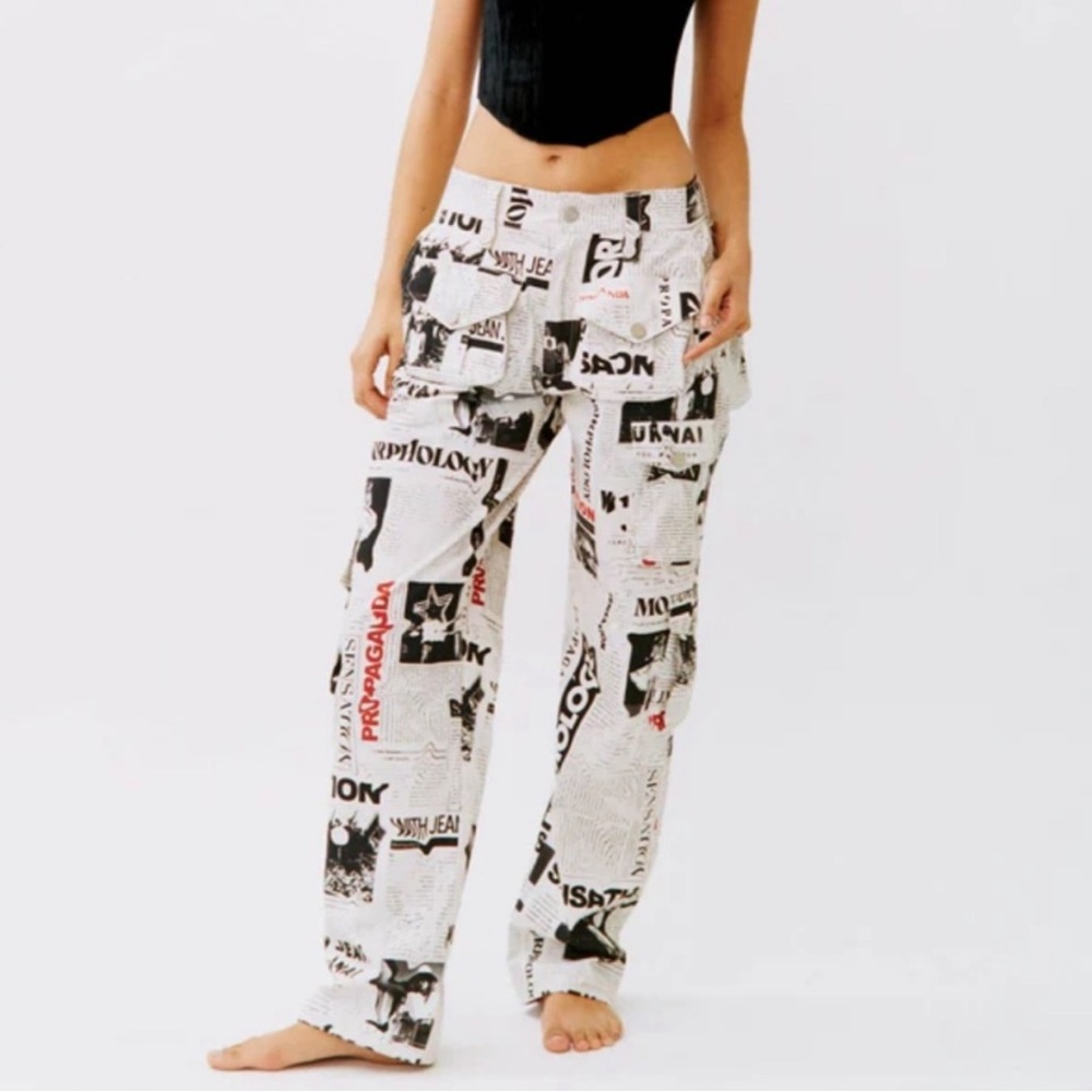 With Jean Tommi printed Cargo